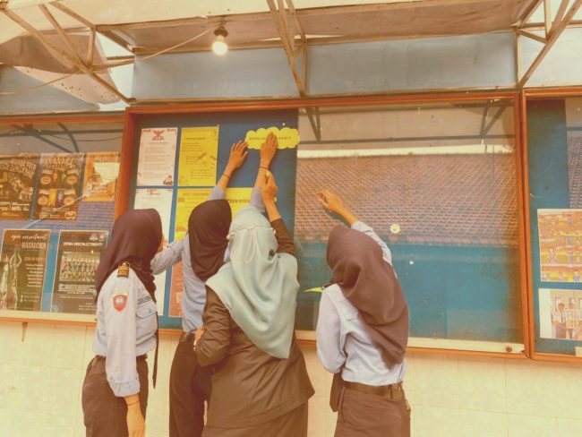 2023-12-01-08.59-Proses-dan-Hasil-Pembuatan-Majalah-Dinding-SMAHASA-8-orangepeel
