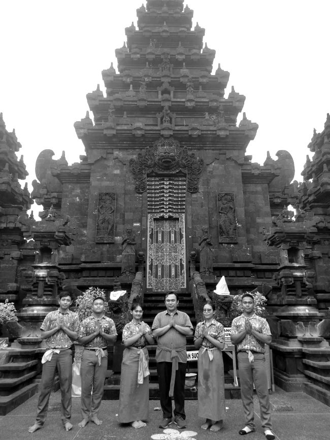 Doa-dan-Sembahyang-Bersama-Siswa-Guru-Hindu-bersamaan-dengan-Pondok-Ramadhan-1446-H-blackwhite