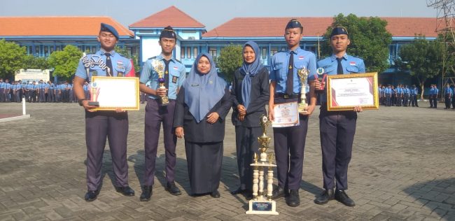 Penyerahan piagam dan trophy bagi siswa berprestasi (4)